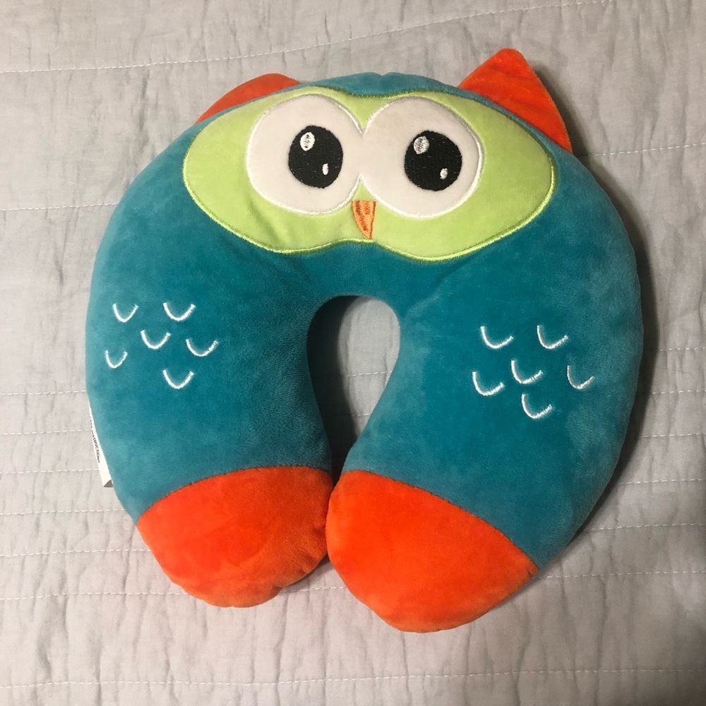 Kids travel pillow (1 of 2)
